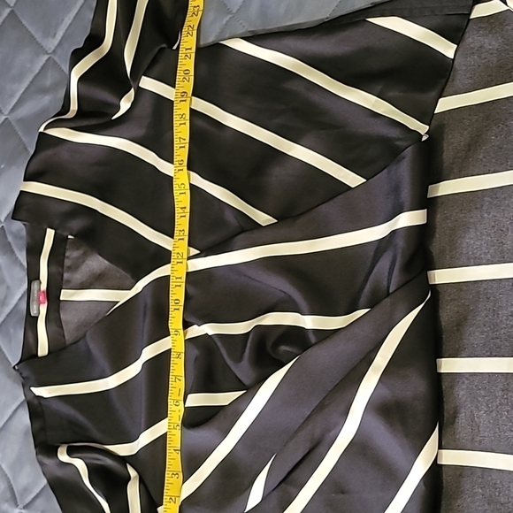 Vince Camuto Women's Longsleeve Blouse Size Medium  Black & White - Picture 6 of 9